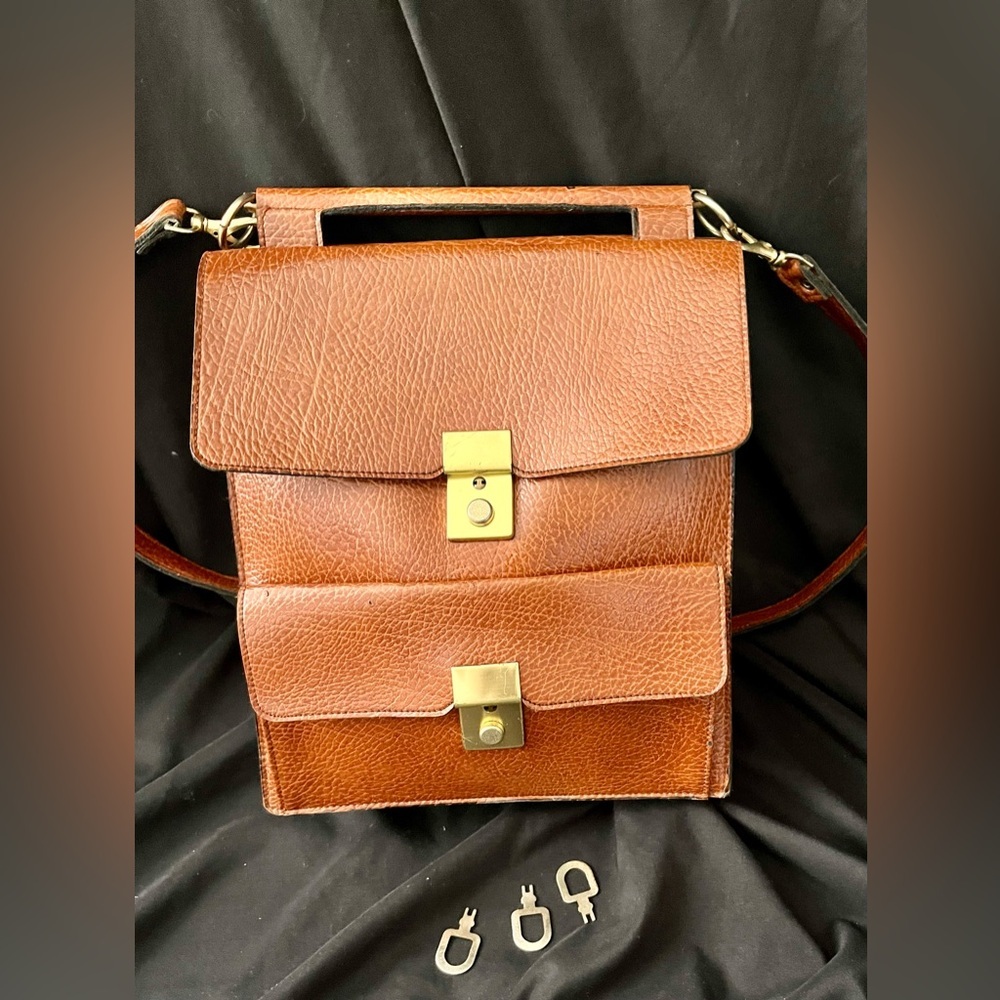 70s Vintage Pebbled Leather Locking Mailbag Briefcase - Rare 6-Pocket Satchel - Picture 10 of 17